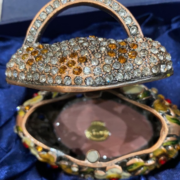 Hand crafted basket - Picture 3 of 9